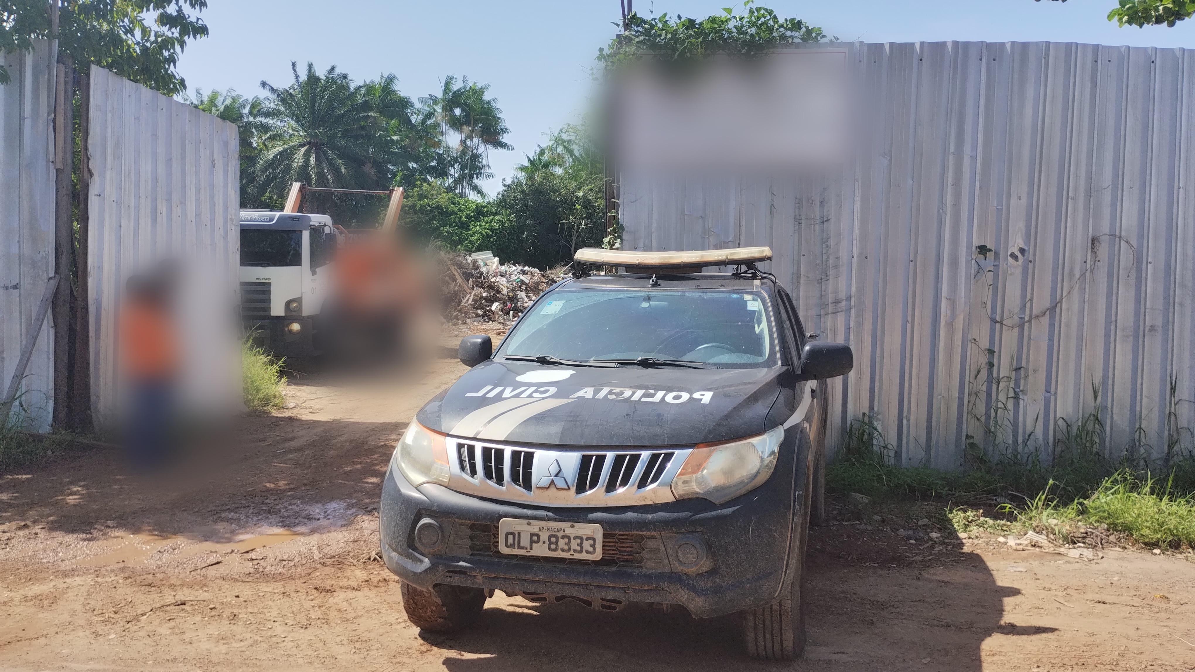 POLÍCIA CIVIL PRENDE DOIS INDIVÍDUOS EM FLAGRANTE POR DESCARTE IRREGULAR DE RESÍDUOS SÓLIDOS EM TERRENO LOCALIZADO NA ZONA SUL DE MACAPÁ 